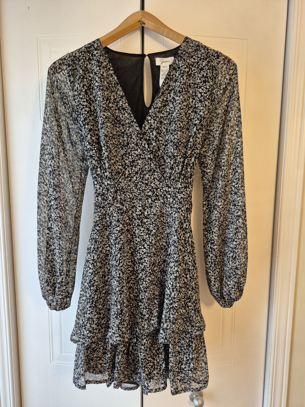 Black and White Floral V-Neck Long Sleeve Dress